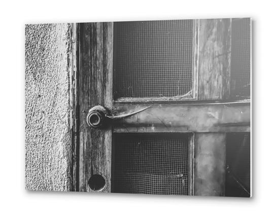 old vintage wooden door in black and white Metal prints by Timmy333