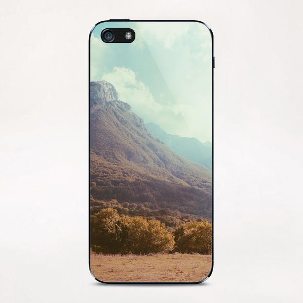 Mountains in the background v iPhone & iPod Skin by Salvatore Russolillo